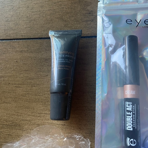 Makeup bundle - eyeshadow stick, moisturizer, eyeshadow primer, highlighter - Picture 5 of 5